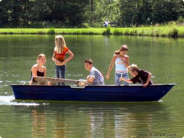 Die Jugend trifft sich am Boot