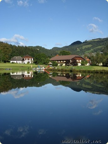 Strahlend blauer Himmel �ber dem Talhof