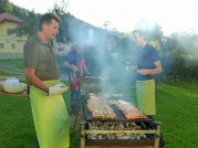 Hermann und Simon beim Grillen